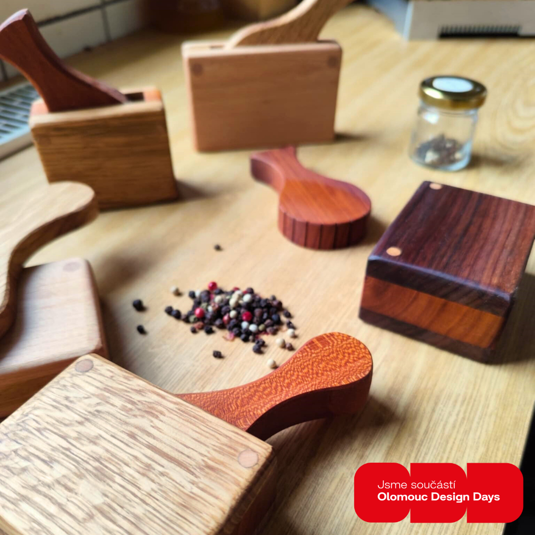 Dřevěný hmoždíř na koření