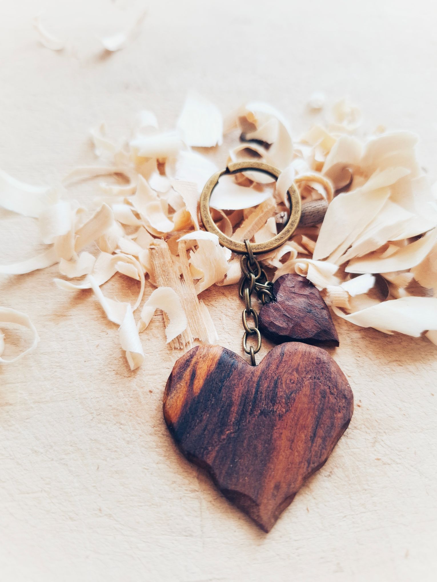 Dotek dřeva: Přívěsek