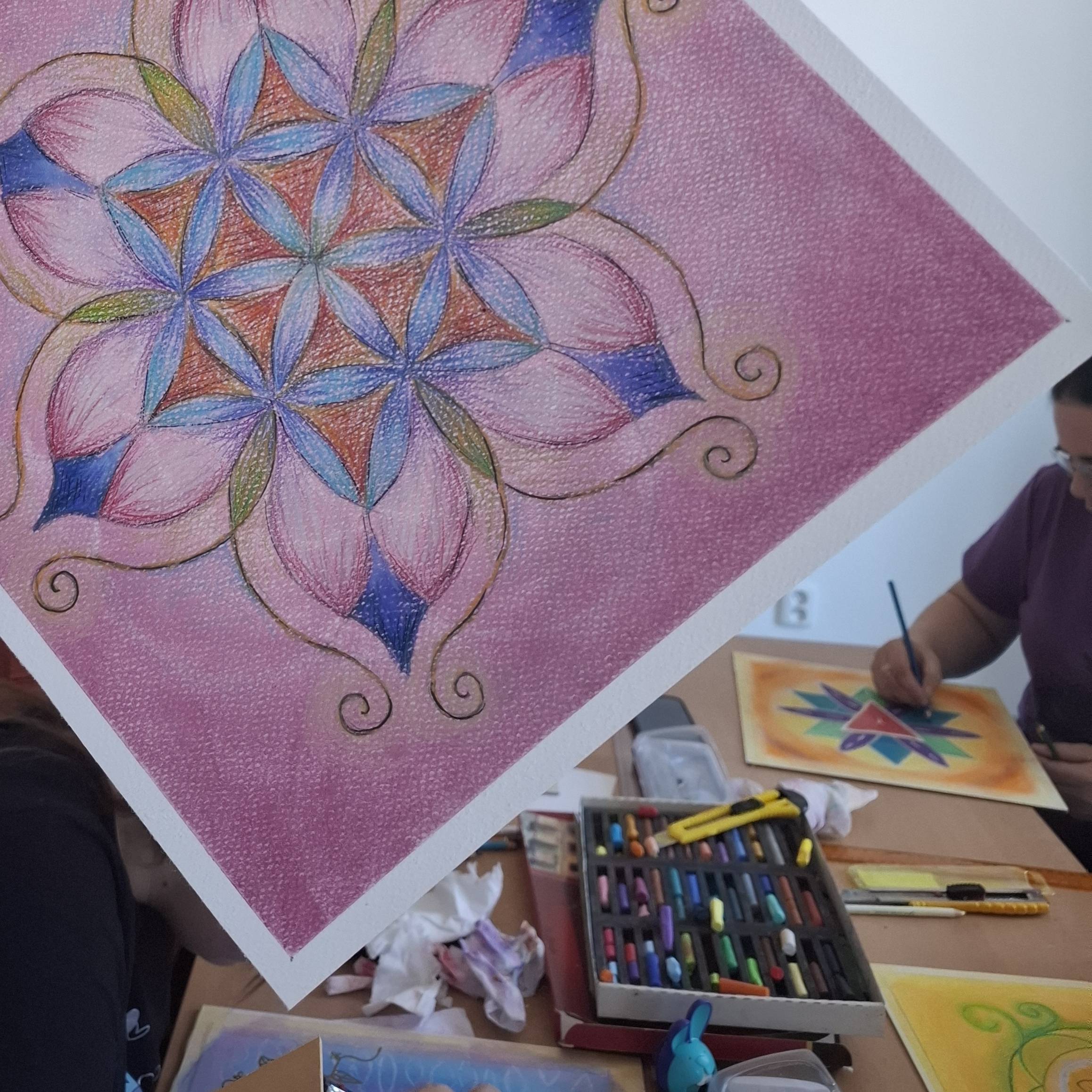 Pastelem za posvátnou geometrií